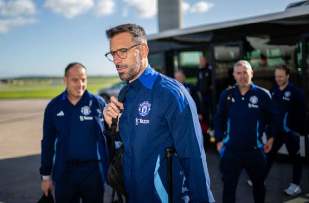 Phong độ kém cỏi của Zirkzee phần nào khiến trợ lý HLV Ruud van Nistelrooy liên lụy. Chiến lược gia người Hà Lan bị chê trách khi không thể giúp các chân sút Quỷ Đỏ trở nên sắc bén.